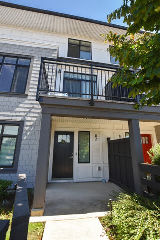 Photo 2: 82 15255 SITKA Drive in Surrey: Fleetwood Tynehead Townhouse for sale in "WOOD & WATER" : MLS®# R2870039