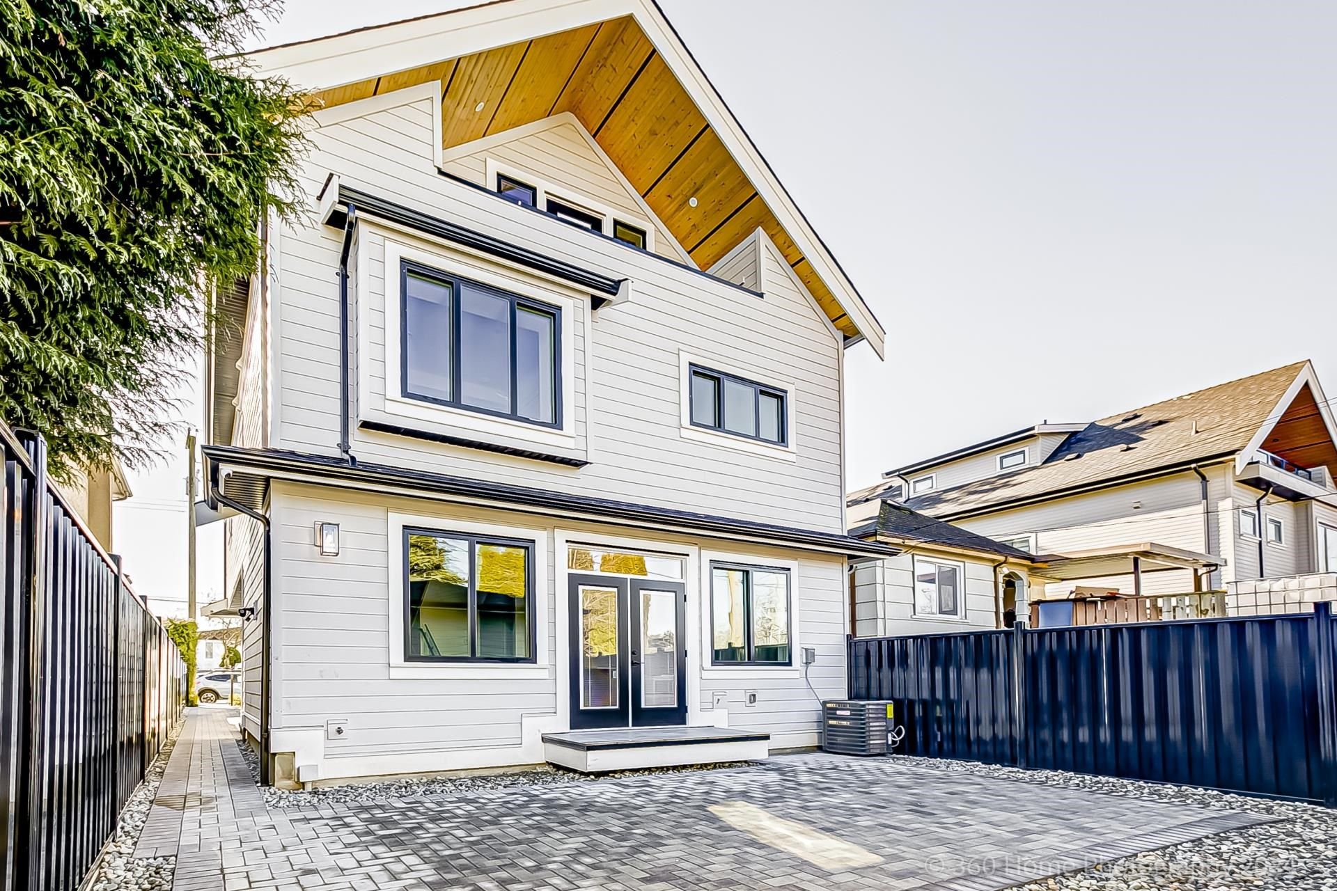 2 3643  East 45TH Avenue, Vancouver