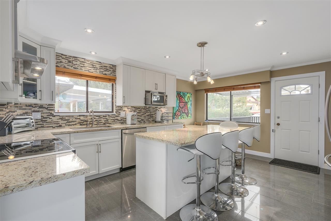 Photo 7: Photos: 6920 HYCREST Drive in Burnaby: Montecito House for sale (Burnaby North)  : MLS®# R2165155