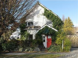 Photo 1: 669 Pine St in VICTORIA: VW Victoria West House for sale (Victoria West)  : MLS®# 560025