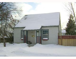 Photo 1: 750 MARTIN Avenue East in WINNIPEG: East Kildonan Residential for sale (North East Winnipeg)  : MLS®# 2802303