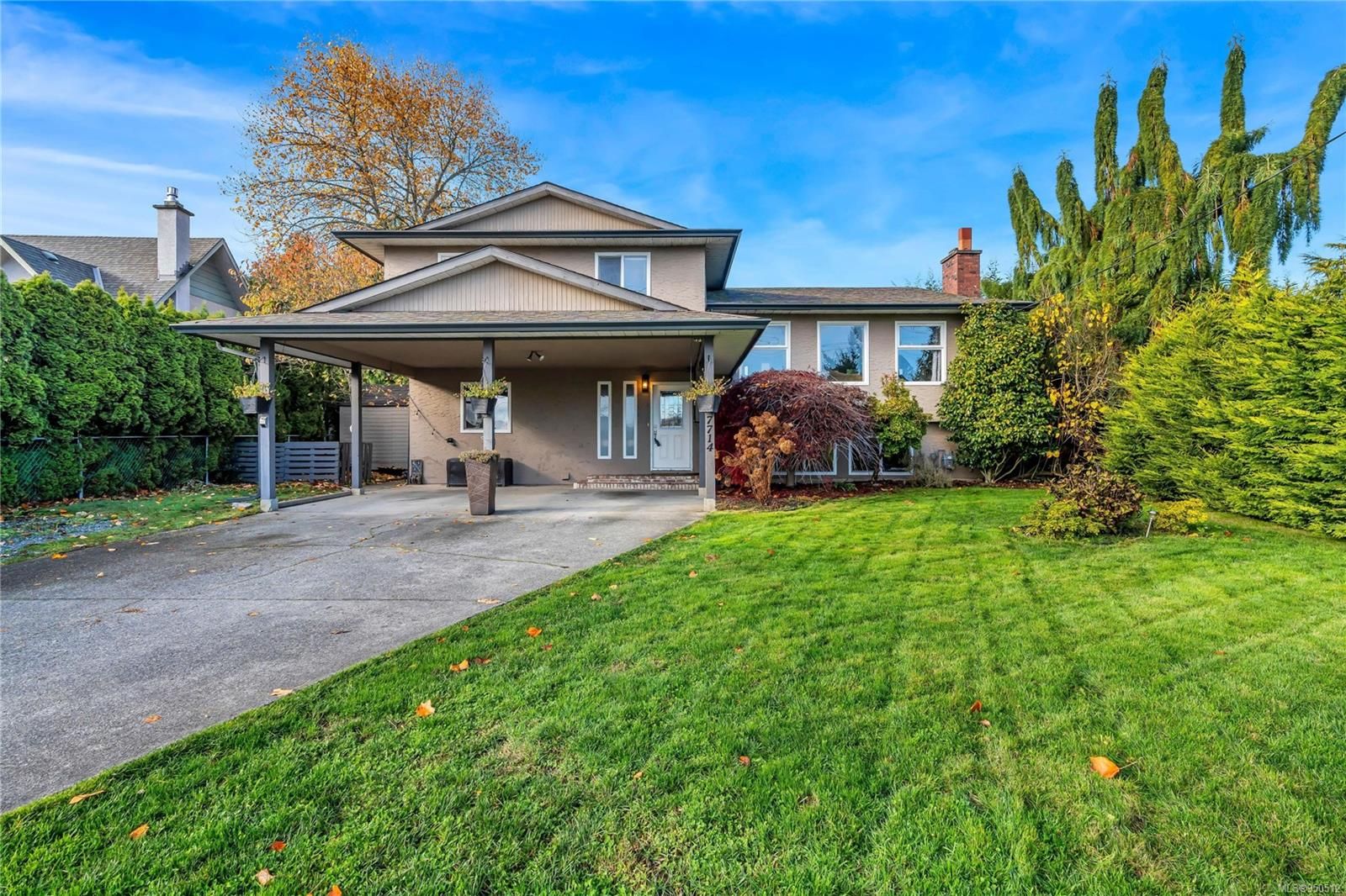 Main Photo: 7714 Wallace Dr in Central Saanich: CS Saanichton House for sale : MLS®# 950512