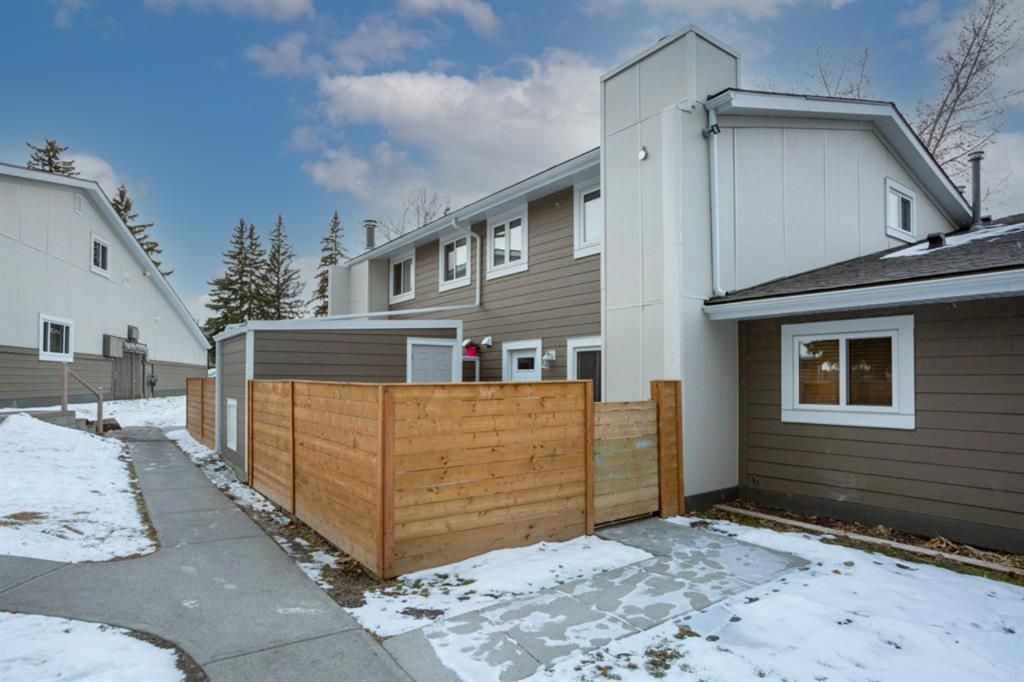 Main Photo: 1208 13104 Elbow Drive SW in Calgary: Canyon Meadows Row/Townhouse for sale : MLS®# A1051272