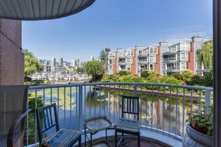 Photo 2: 1523 MARINER WALK in Vancouver: False Creek Townhouse for sale (Vancouver West)  : MLS®# R2367455