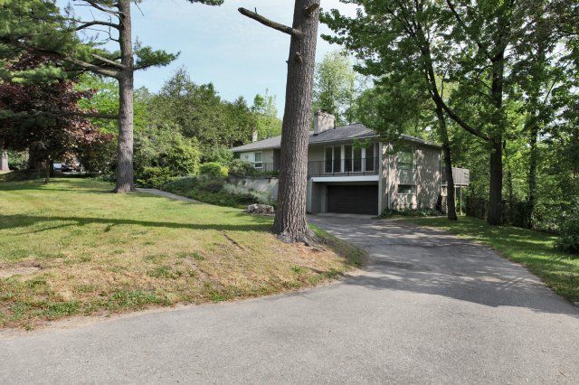 Main Photo: 265 Maple Grove Drive in Oakville: Freehold for sale : MLS®# 2043559