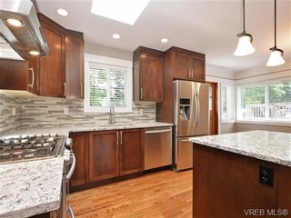 Photo 4: 3119 Somerset St in VICTORIA: Vi Mayfair House for sale (Victoria)  : MLS®# 732616