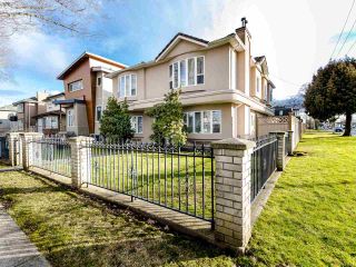 Photo 1: 2208 E 43RD Avenue in Vancouver: Killarney VE House for sale (Vancouver East)  : MLS®# R2437470