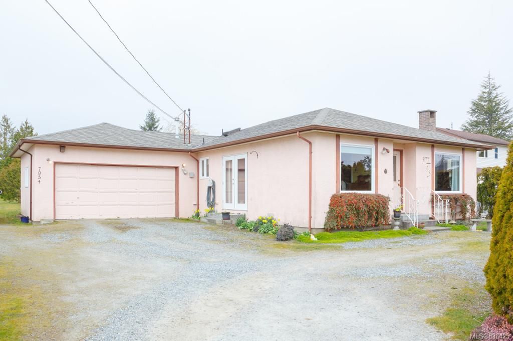 Main Photo: 7954 Lochside Dr in Central Saanich: CS Turgoose House for sale : MLS®# 836425