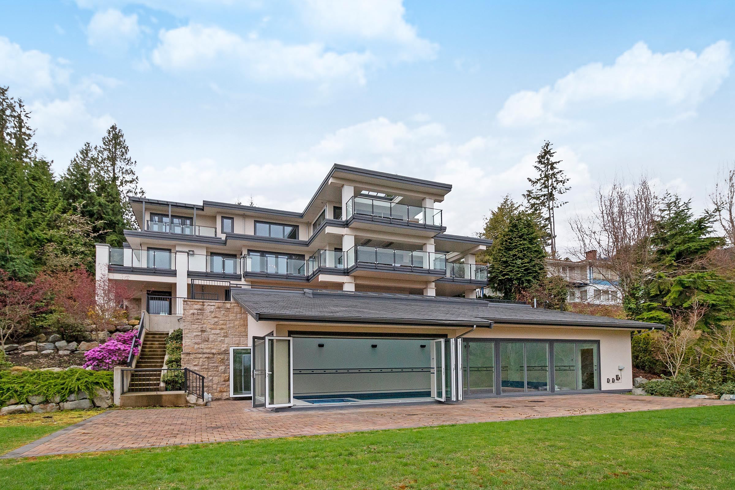 Main Photo: 941 EYREMOUNT Drive in West Vancouver: British Properties House for sale : MLS®# R2797509