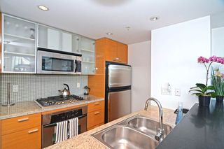 Photo 8: 801 33 SMITHE Street in Vancouver: Yaletown Condo for sale in "COOPERS LOOKOUT" (Vancouver West)  : MLS®# R2448170