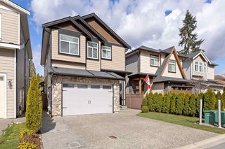 Photo 2: 2481 GLENWOOD Avenue in Port Coquitlam: Woodland Acres PQ House for sale : MLS®# R2573101