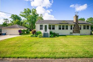 Photo 2: 70 Bernard Av Avenue in Fort Erie: 335 - Ridgeway Single Family Residence for sale : MLS®# 40610687