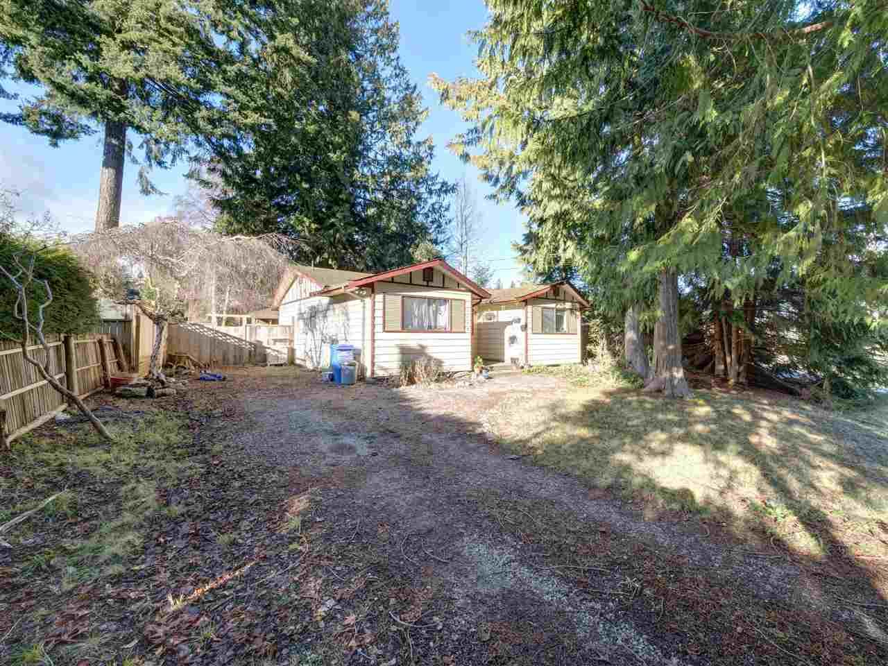 Main Photo: 5669 SURF Circle in Sechelt: Sechelt District House for sale in "SECHELT DOWNTOWN" (Sunshine Coast)  : MLS®# R2530445