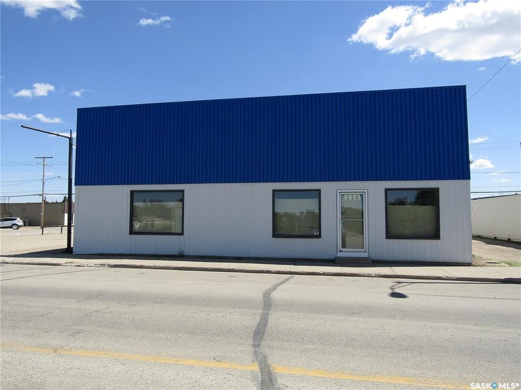 Main Photo: 114 Railway Avenue East in Nipawin: Commercial for sale : MLS®# SK925692