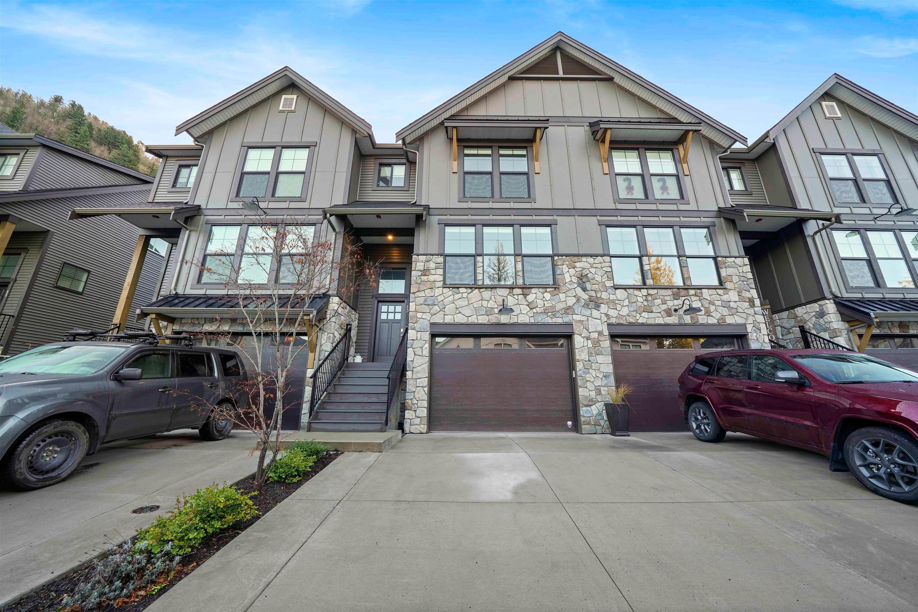 Main Photo: 13 47203 VISTA Place in Chilliwack: Promontory Townhouse for sale in "Vista Townhomes" (Sardis)  : MLS®# R2746610