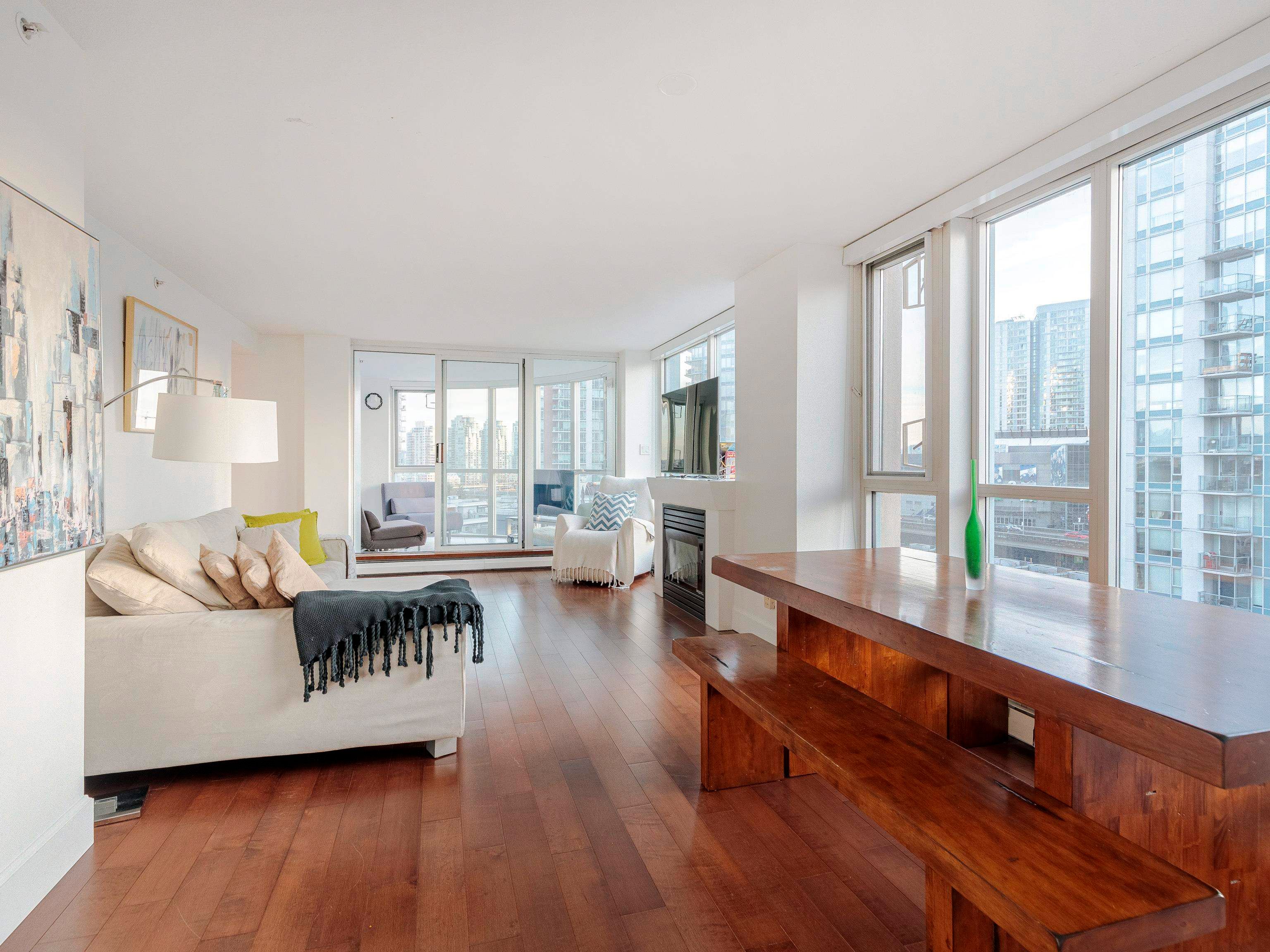 Main Photo: 904 183 KEEFER PLACE in Vancouver: Downtown VW Condo for sale (Vancouver West)  : MLS®# R2662239