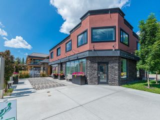 Photo 1: 1904 20 Avenue NW in Calgary: Banff Trail Multi Family for sale : MLS®# C4198604