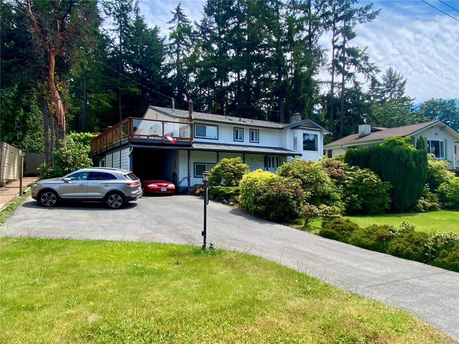 Main Photo: 6833 Wallace Dr in Central Saanich: CS Brentwood Bay House for sale : MLS®# 907876