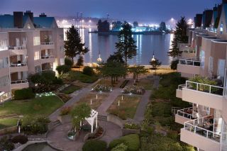 Photo 2: 413 1150 QUAYSIDE DRIVE in New Westminster: Quay Condo for sale : MLS®# R2209759