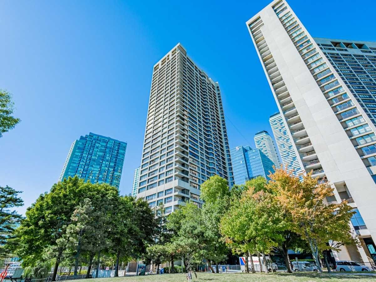 Main Photo: 806 65 Harbour Square in Toronto: Waterfront Communities C1 Condo for sale (Toronto C01)  : MLS®# C5835846