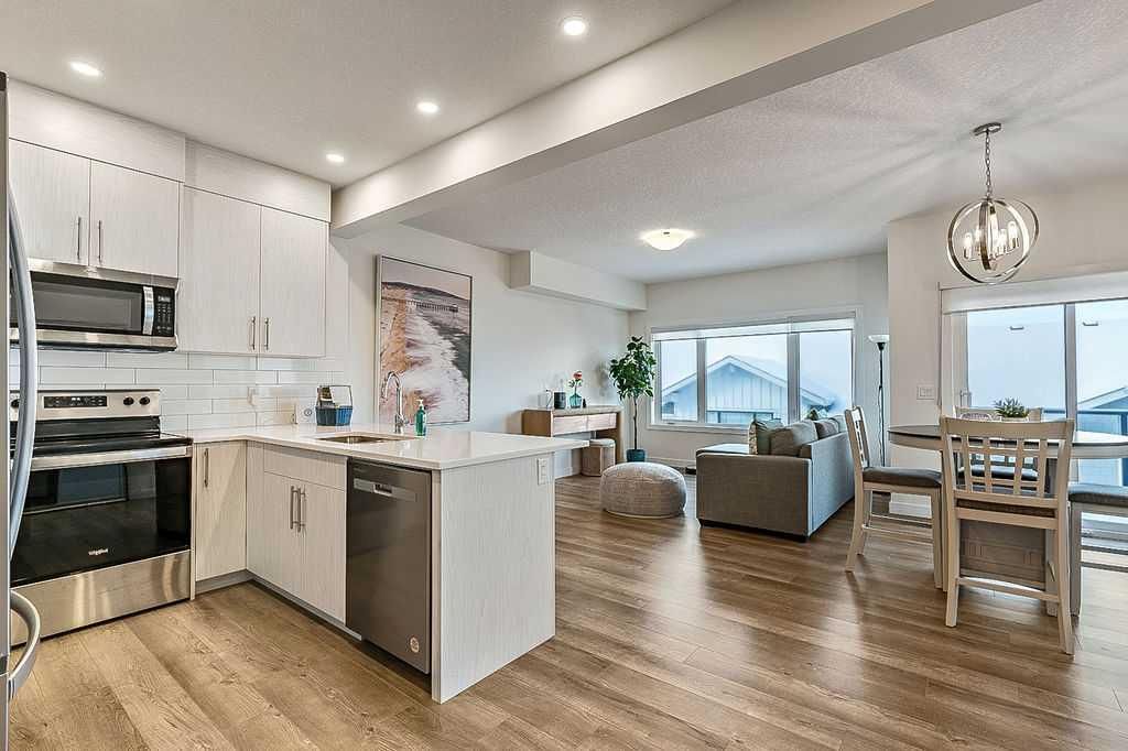 Main Photo: 918 Crestridge Common SW in Calgary: Crestmont Row/Townhouse for sale : MLS®# A2107428