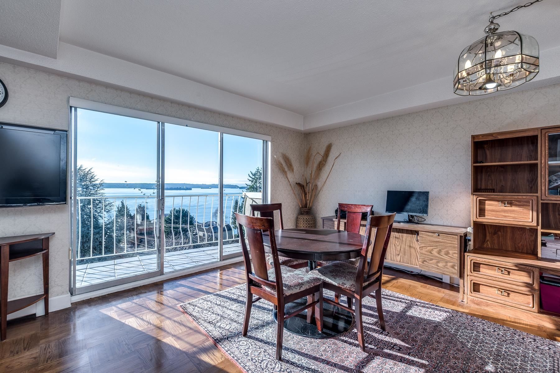 Main Photo: 604 2187 BELLEVUE Avenue in West Vancouver: Dundarave Condo for sale in "SURFSIDE TOWERS" : MLS®# R2651881
