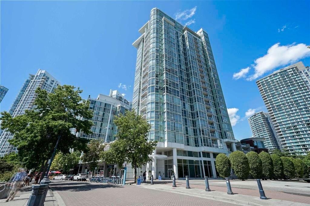 Main Photo: 1706 1077 MARINASIDE Crescent in Vancouver: Yaletown Condo for sale in "Marinaside Resort" (Vancouver West)  : MLS®# R2819848