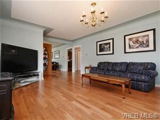 Photo 2: 833 Wollaston in Victoria: Residential for sale : MLS®# 368649