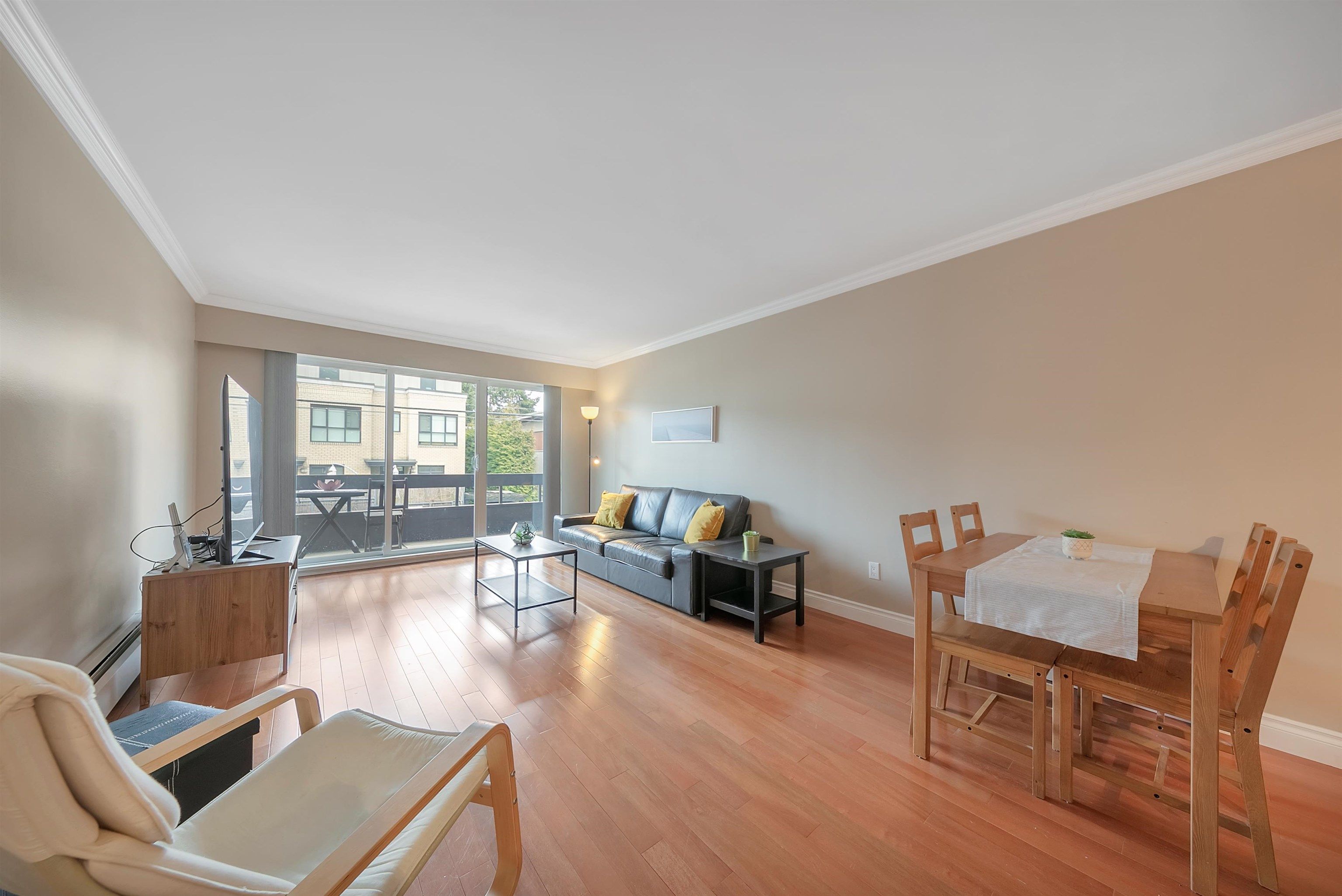 Main Photo: 211 2025 W 2ND Avenue in Vancouver: Kitsilano Condo for sale in "THE SEABREEZE" (Vancouver West)  : MLS®# R2754995