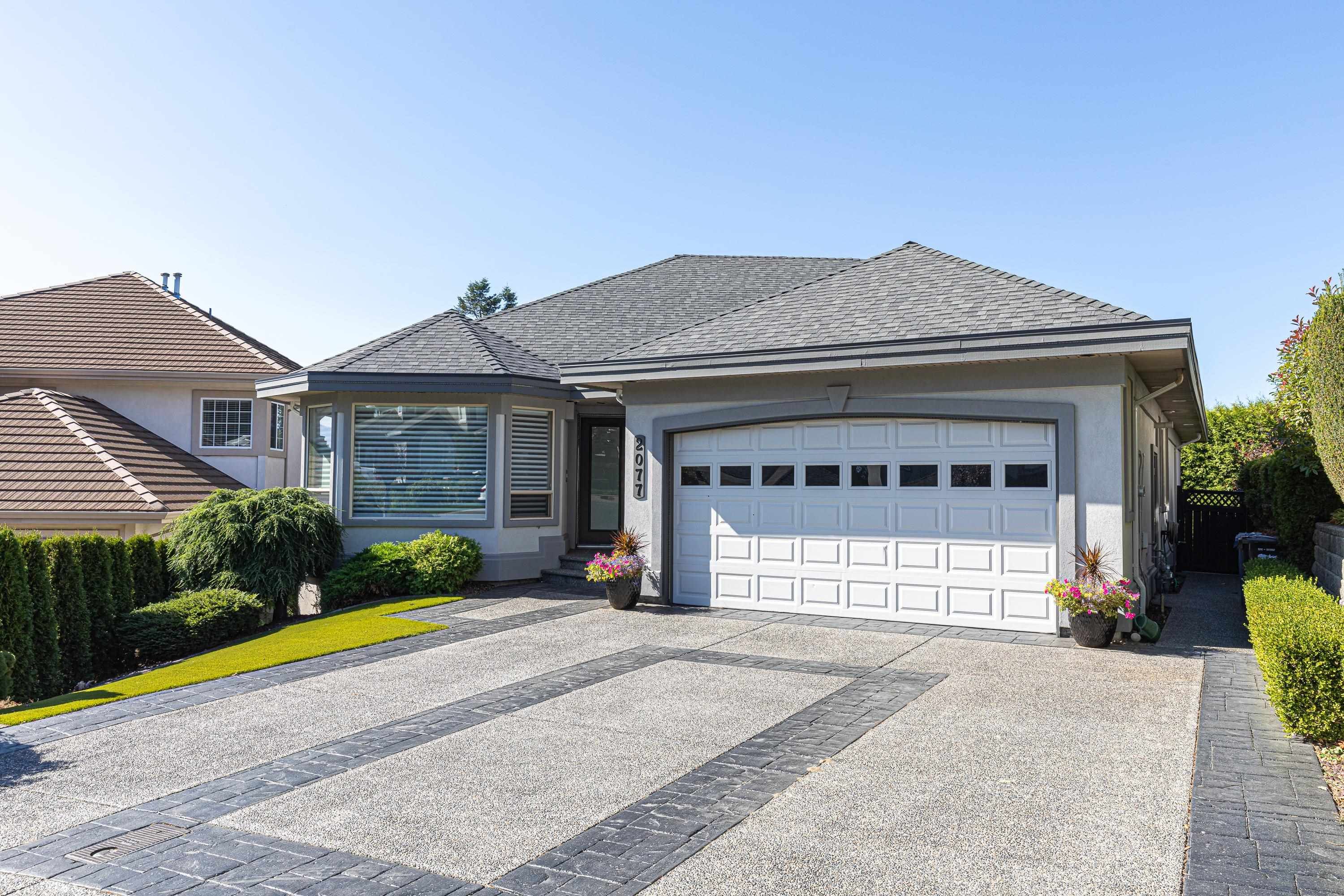 Main Photo: 2077 ESSEX Drive in Abbotsford: Abbotsford East House for sale : MLS®# R2732467