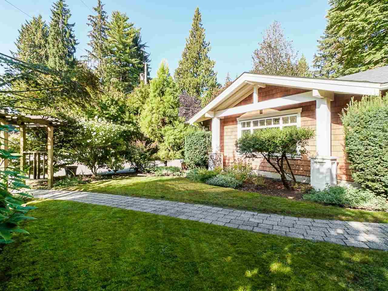 Photo 3: Photos: 850 FOREST HILLS Drive in North Vancouver: Edgemont House for sale in "Edgemont" : MLS®# R2506878