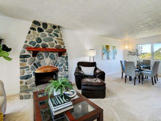 Photo 2: 982 Meadowview Pl in Saanich: SW Northridge House for sale (Saanich West)  : MLS®# 931094