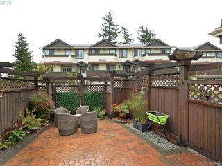 Photo 3: 32 108 Aldersmith Pl in VICTORIA: VR Glentana Row/Townhouse for sale (View Royal)  : MLS®# 770971