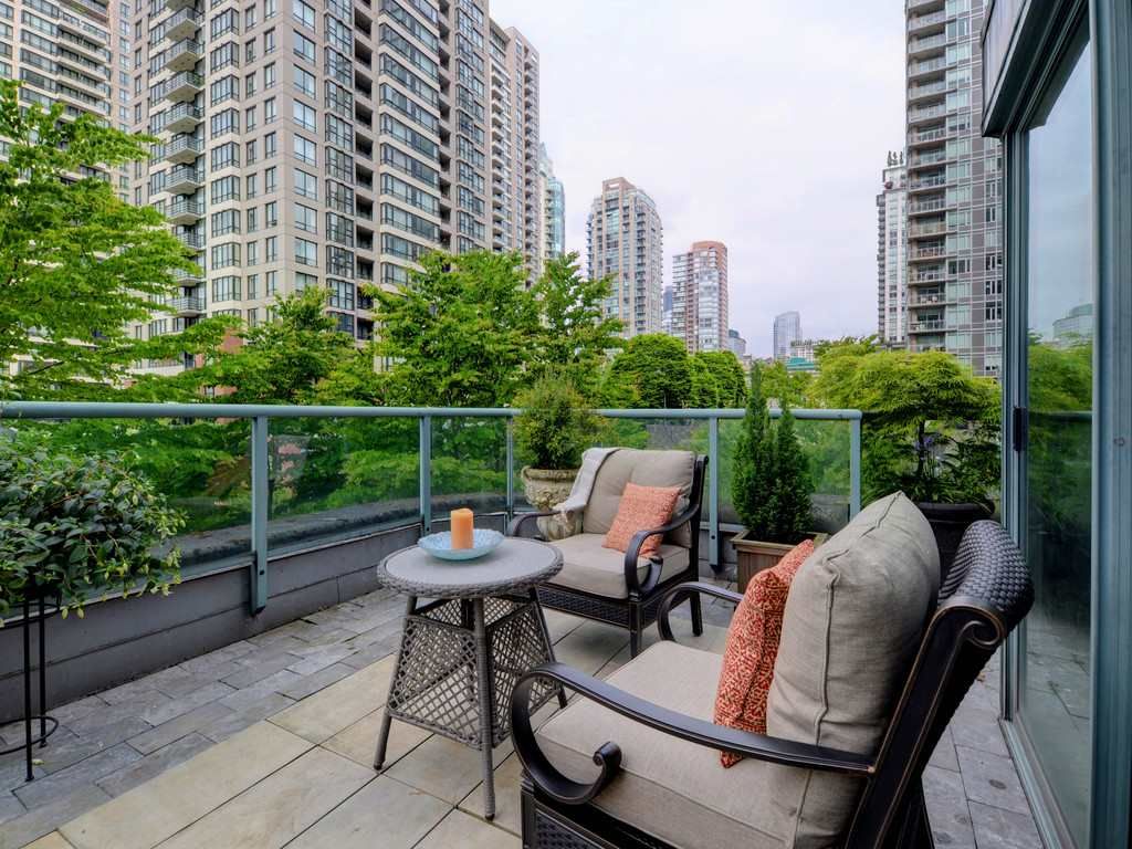 Photo 15: Photos: 203 888 HAMILTON Street in Vancouver: Downtown VW Condo for sale in "ROSEDALE GARDENS" (Vancouver West)  : MLS®# R2169872