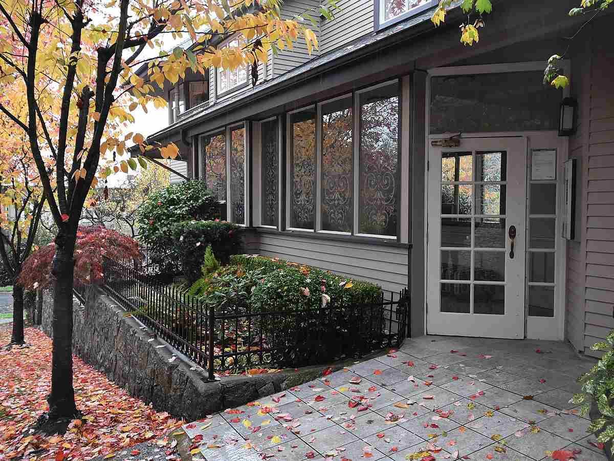 Main Photo: 13 1620 BALSAM Street in Vancouver: Kitsilano Townhouse for sale in "OLD KITS TOWNHOMES" (Vancouver West)  : MLS®# R2012310