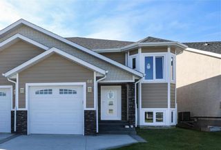Photo 1: 66 Parkhill Crescent in Steinbach: R16 Residential for sale : MLS®# 202123695