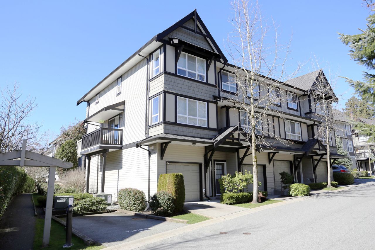 Main Photo: 105 6747 203 Street in Langley: Willoughby Heights Townhouse for sale in "Sagebrook" : MLS®# R2248266