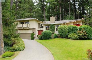 Photo 1: 978 Fir Tree Glen in Saanich: SE Broadmead House for sale (Saanich East)  : MLS®# 953951