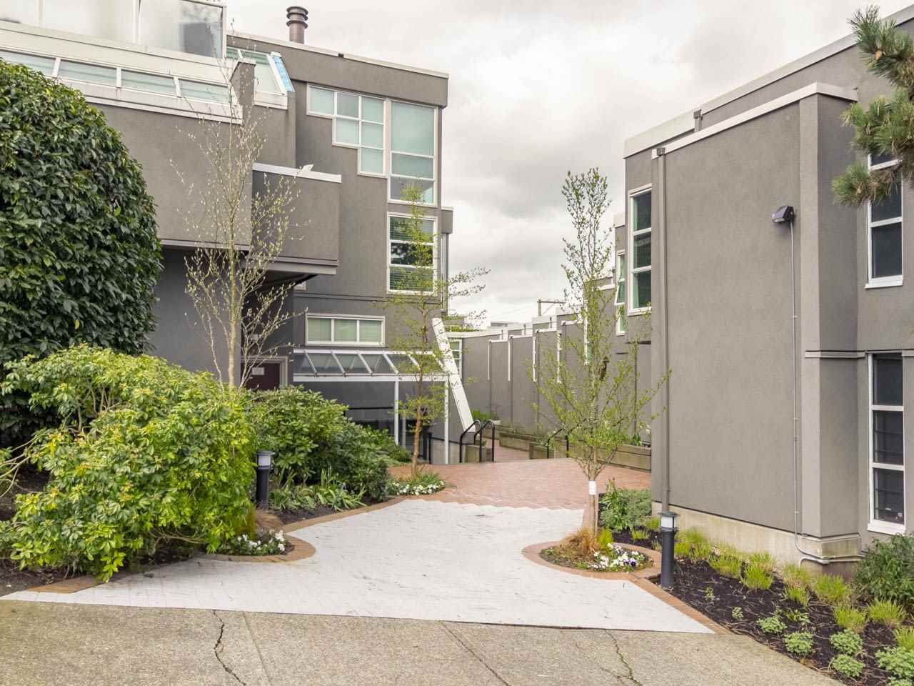 Main Photo: 2225 OAK STREET in Vancouver: Fairview VW Townhouse for sale (Vancouver West)  : MLS®# R2256222
