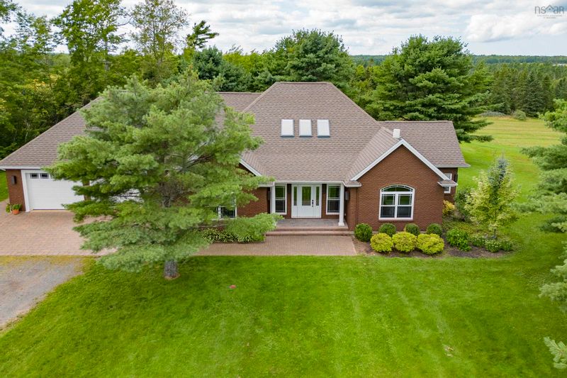 FEATURED LISTING: 817 Hunter Road West Wentworth
