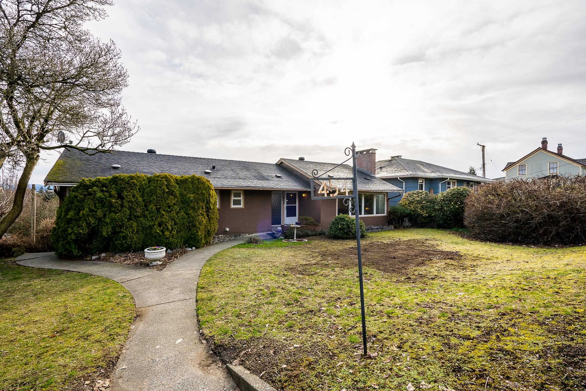 Main Photo: 454 BUCHANAN Avenue in New Westminster: Sapperton House for sale : MLS®# R2755127