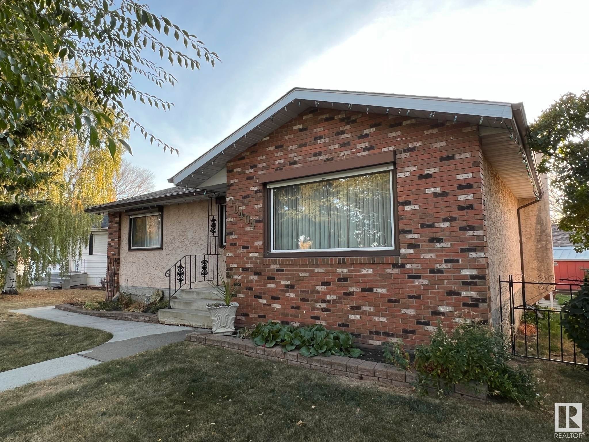 Main Photo: 10404 162 Street in Edmonton: Zone 21 House for sale : MLS®# E4323885