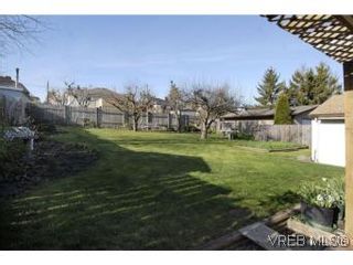 Photo 17: 571 Ker Ave in VICTORIA: SW Gorge House for sale (Saanich West)  : MLS®# 532080