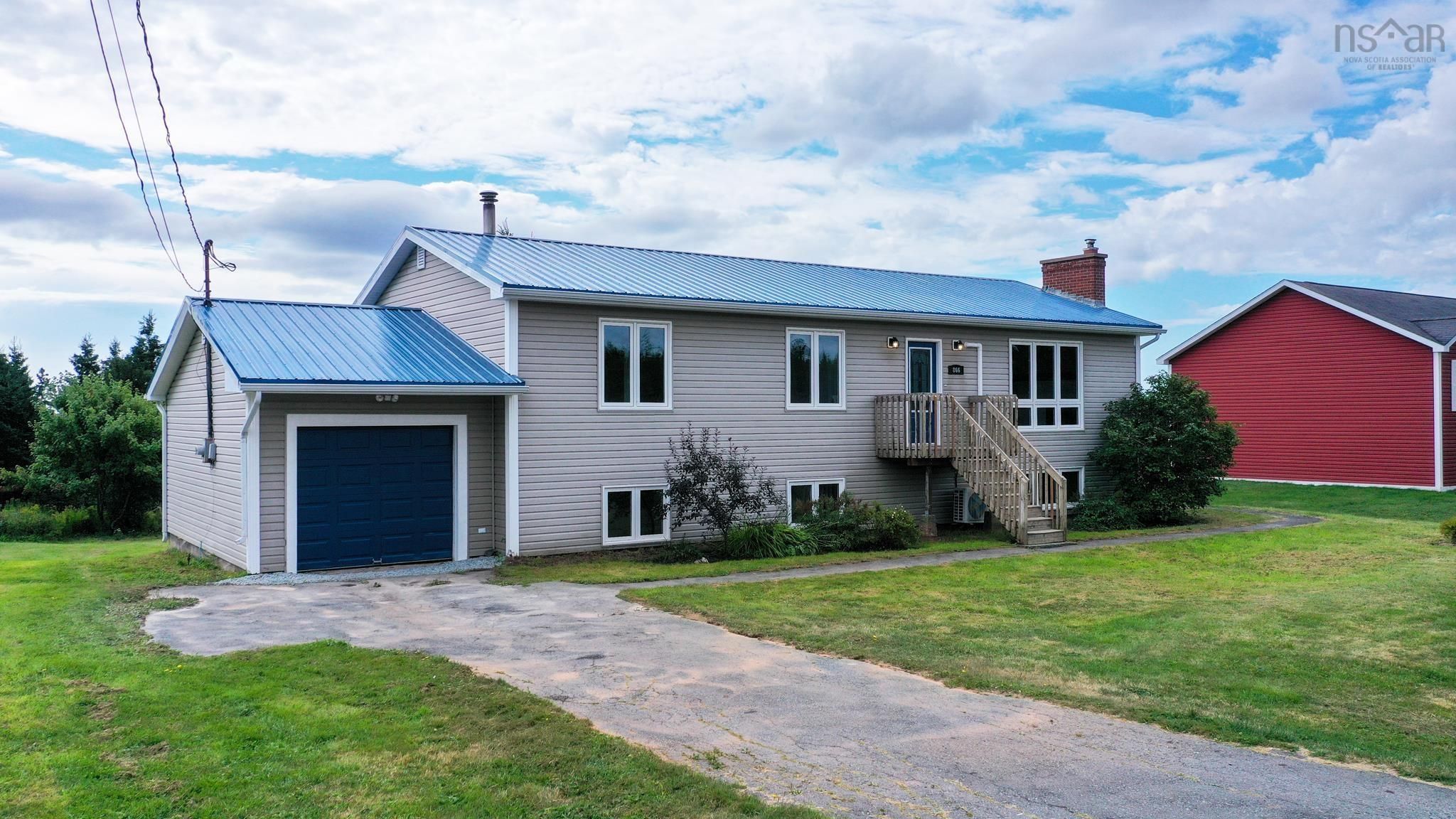 Main Photo: 866 West Lawrencetown Road in Lawrencetown: 31-Lawrencetown, Lake Echo, Port Residential for sale (Halifax-Dartmouth)  : MLS®# 202222116