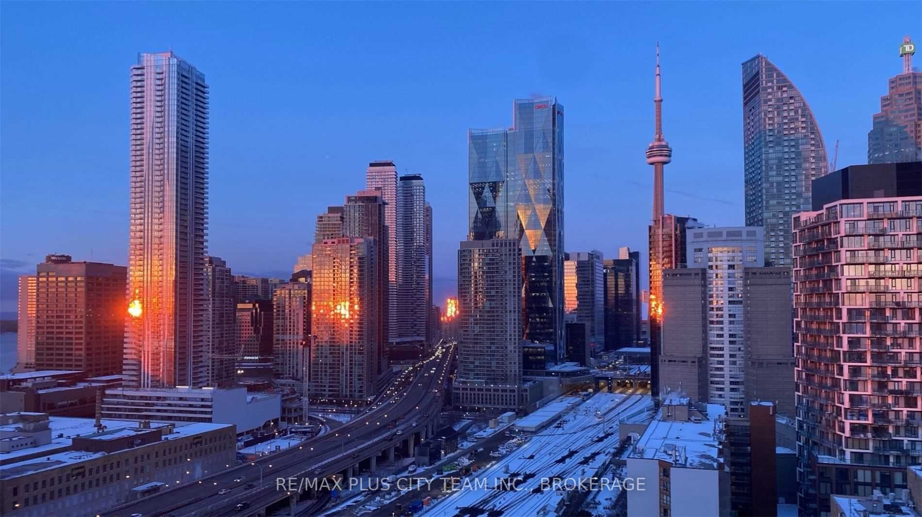Main Photo: 2203 1 Market Street in Toronto: Waterfront Communities C8 Condo for lease (Toronto C08)  : MLS®# C6047857