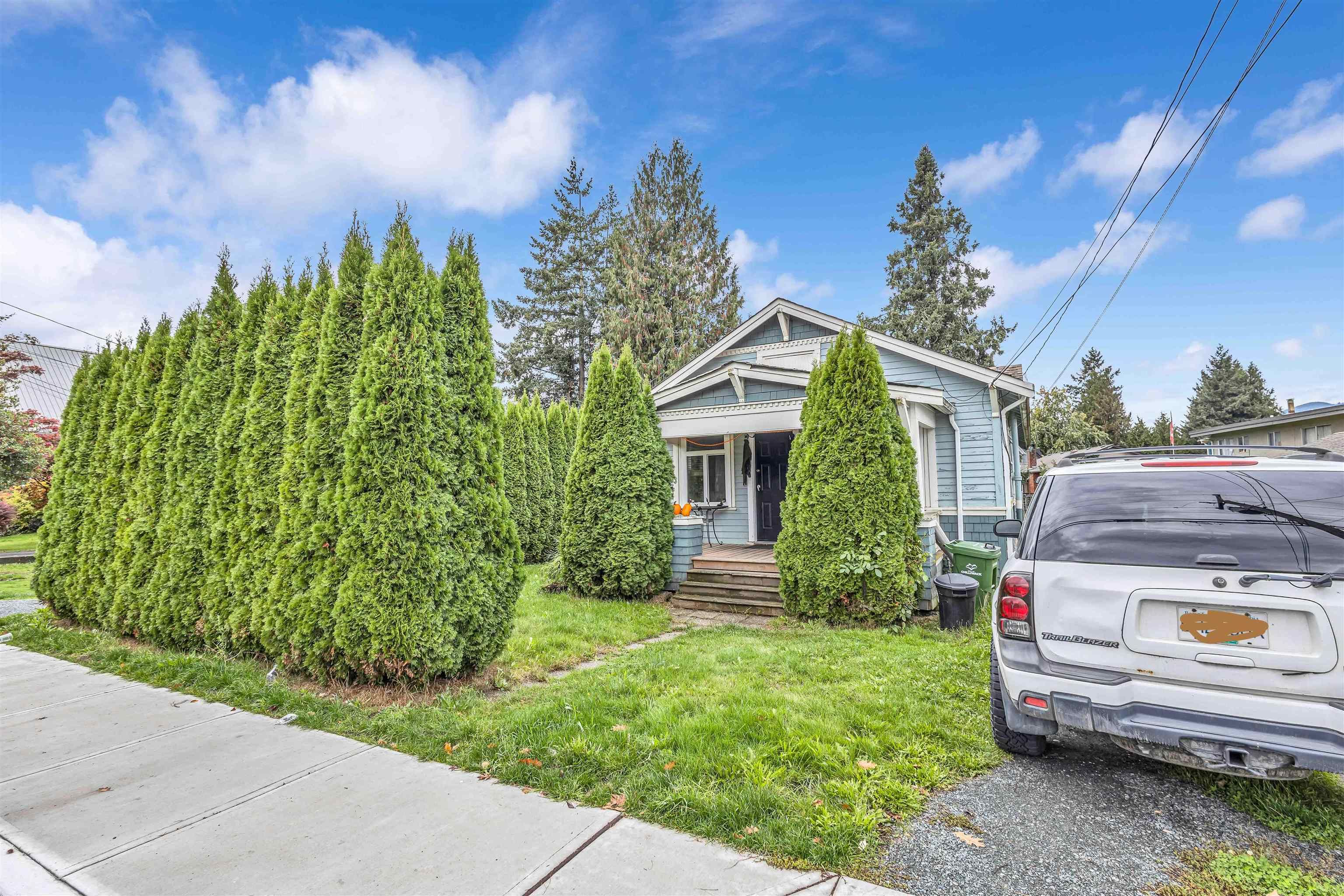 Main Photo: 9561 WILLIAMS Street in Chilliwack: Chilliwack Proper East House for sale : MLS®# R2824029
