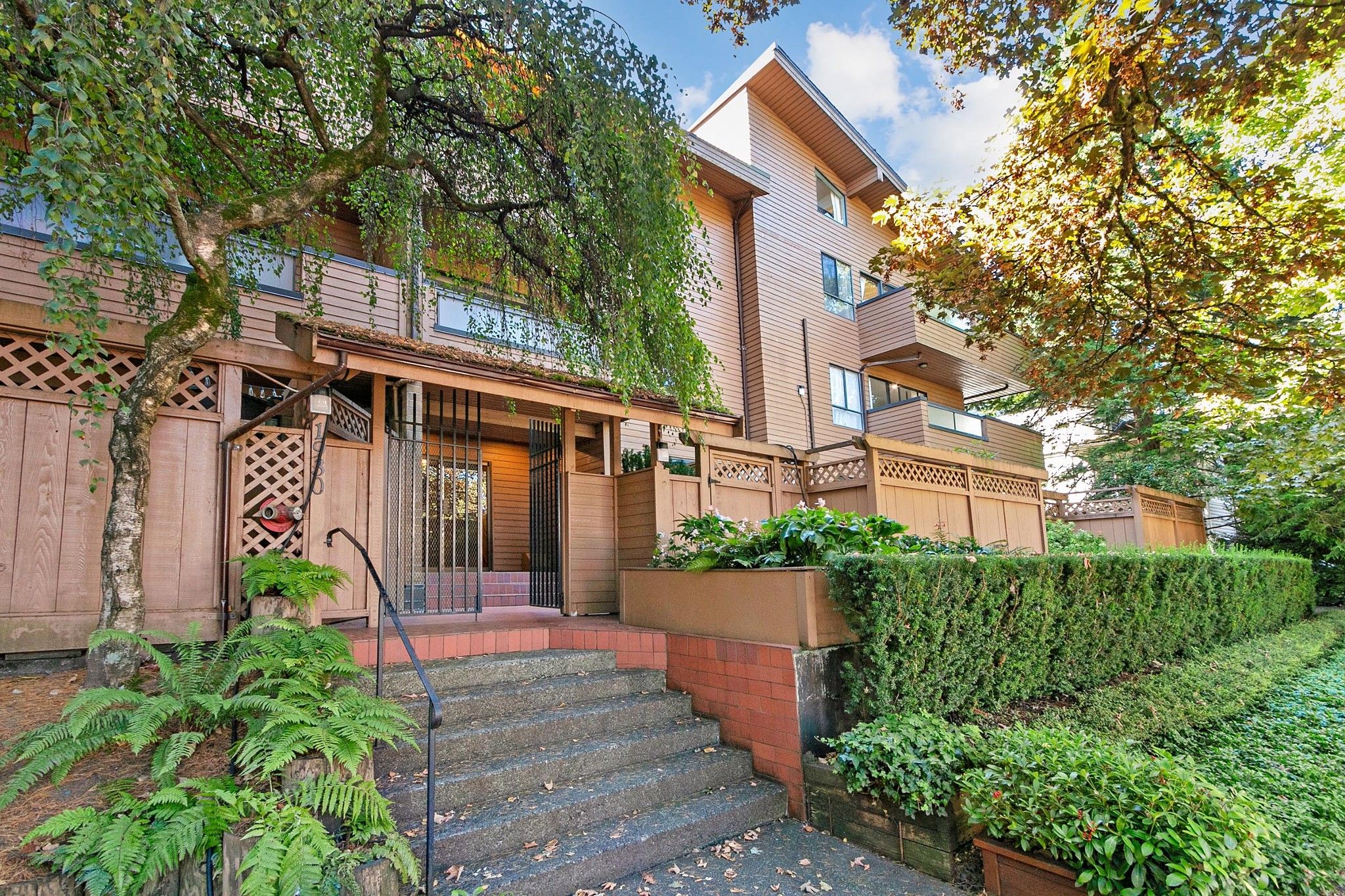 Main Photo: 204 1930 W 3RD Avenue in Vancouver: Kitsilano Condo for sale in "The Westview" (Vancouver West)  : MLS®# R2722917