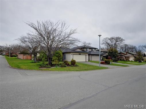 Main Photo: 4077 N Livingstone Ave in VICTORIA: SE Mt Doug House for sale (Saanich East)  : MLS®# 753942