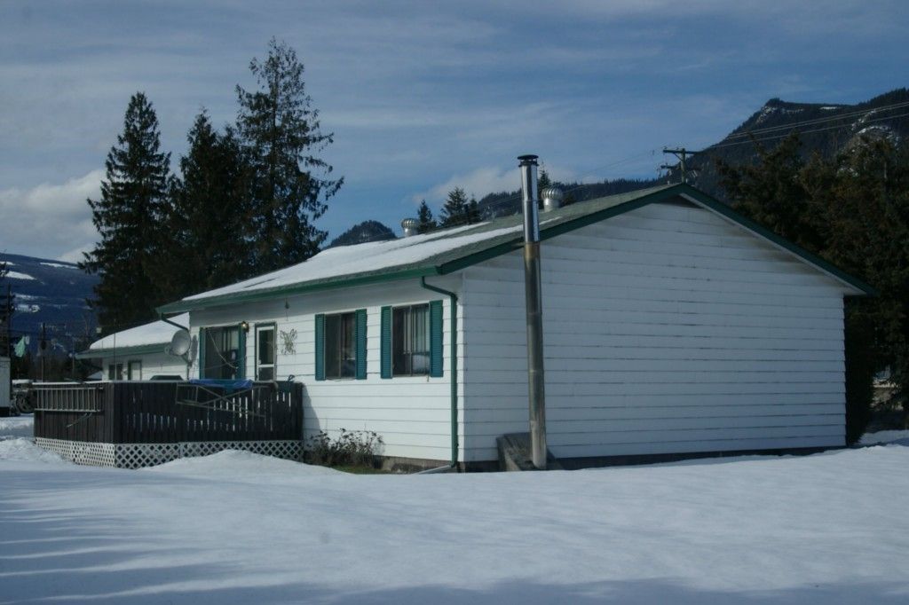Main Photo: 813 Trans Canada Highway in Sicamous: House for sale : MLS®# 10023150