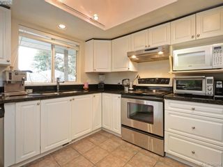 Photo 11: 940 Bearwood Lane in VICTORIA: SE Broadmead House for sale (Saanich East)  : MLS®# 775394